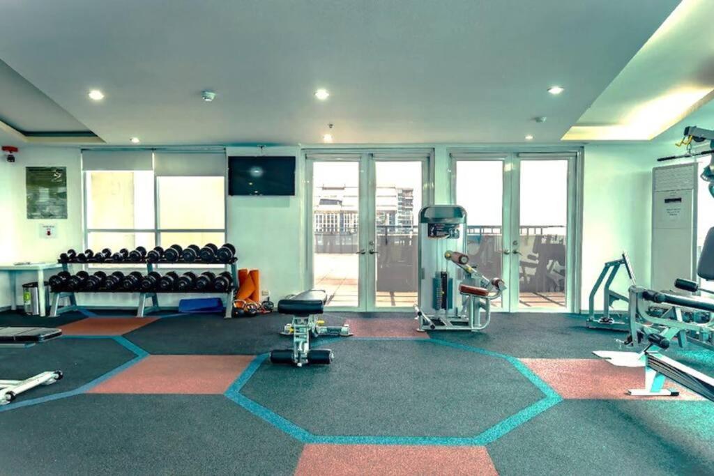 Bgc Beautiful Large 1 Bedroom Condo Sleeps 3 Adults มะนิลา ภายนอก รูปภาพ
