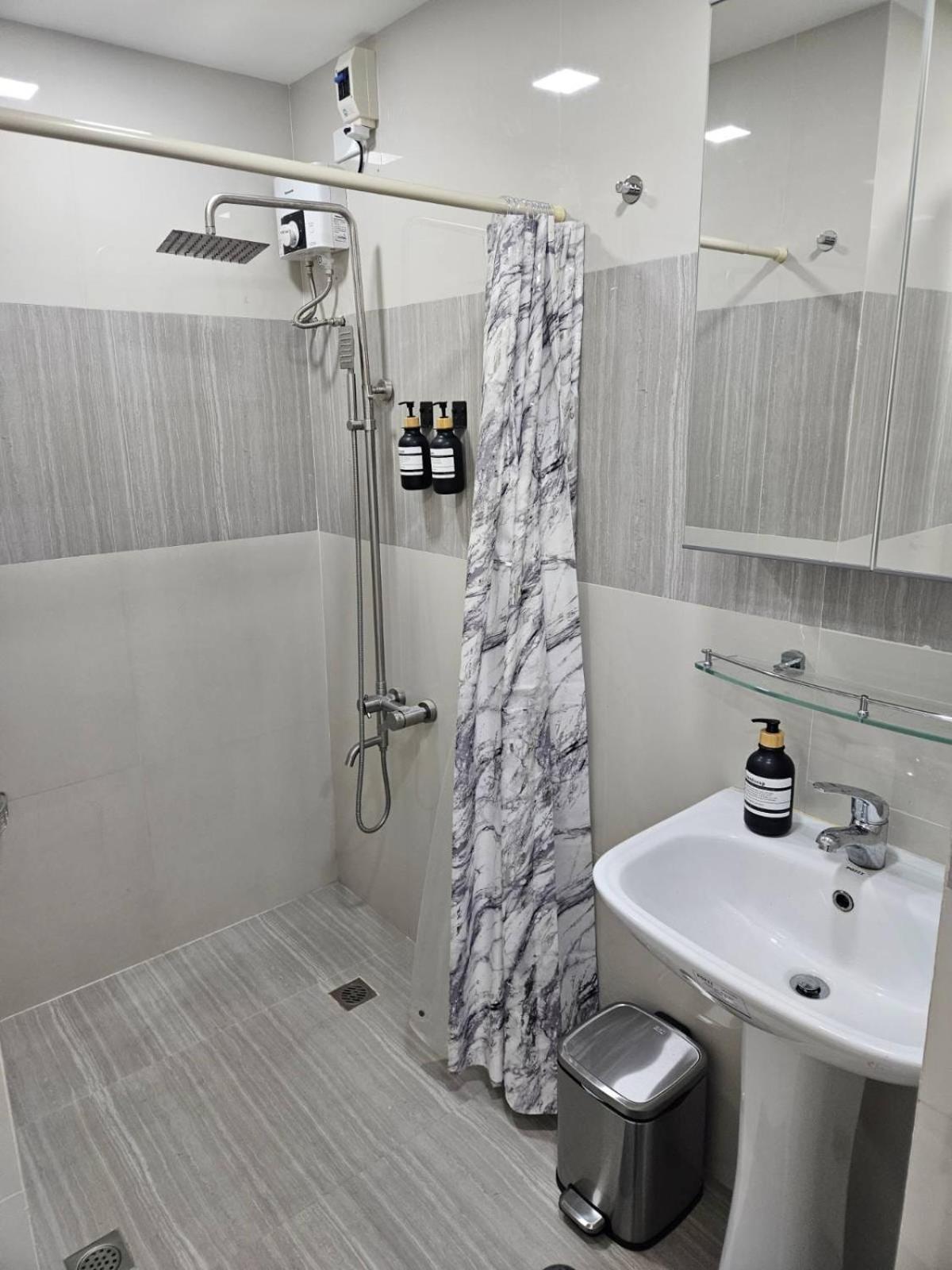 Bgc Beautiful Large 1 Bedroom Condo Sleeps 3 Adults มะนิลา ภายนอก รูปภาพ